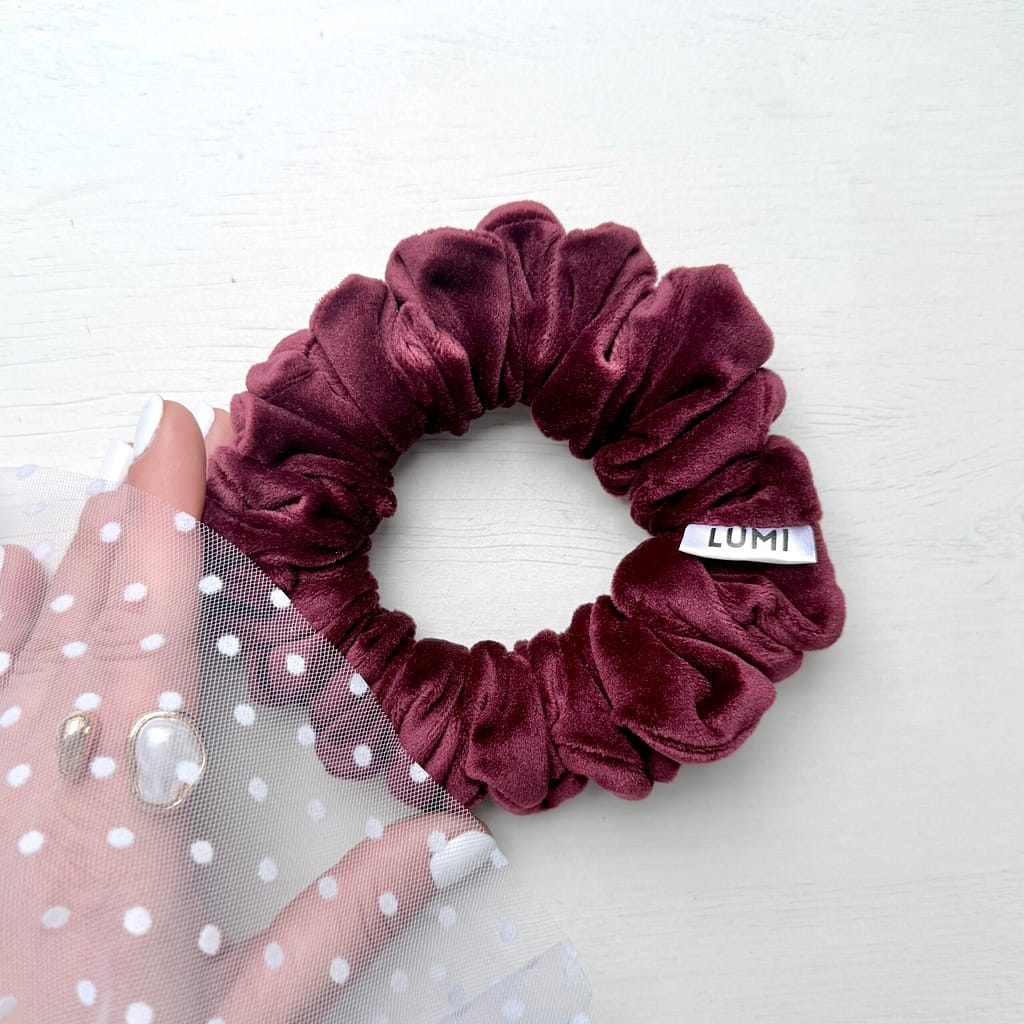 Mila Skinny Scrunchie – bordowa bawełniana gumka do włosów