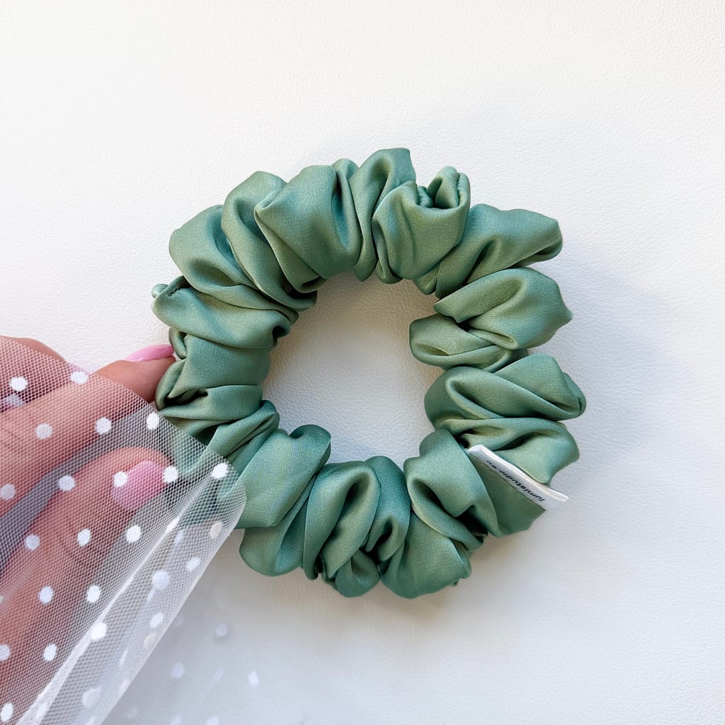 Pistachia Skinny Scrunchie – ręcznie szyta w Polsce pistacjowa gumka do włosów. Delikatny kolor, wygodne upięcie i stylowy dodatek na co dzień.