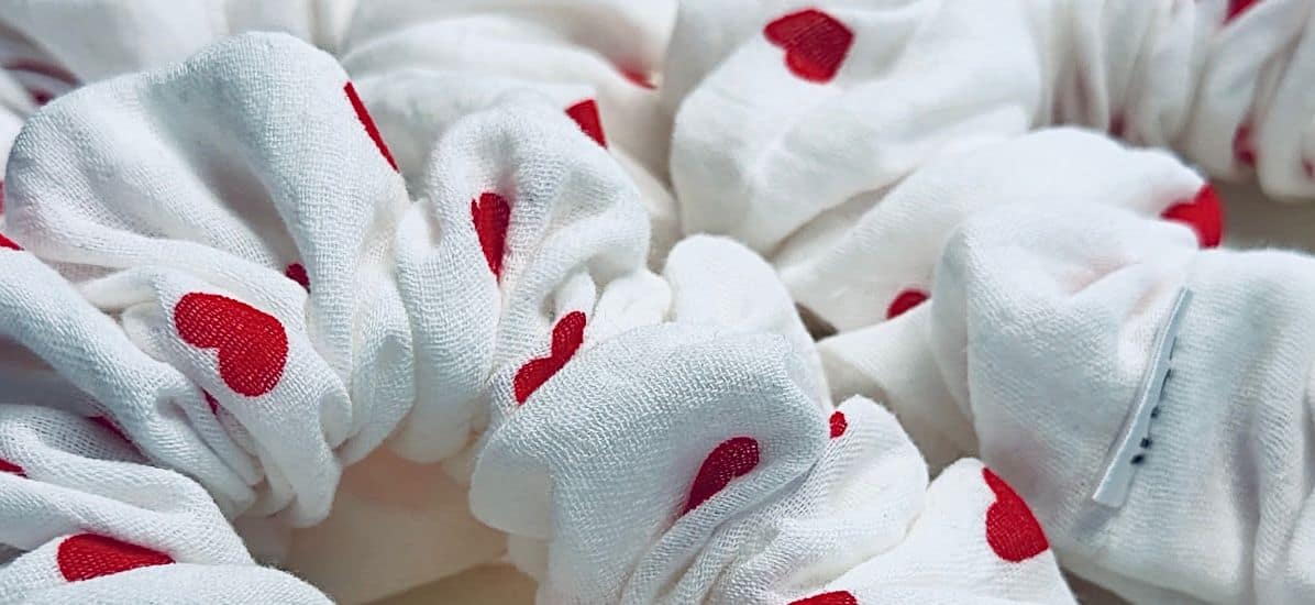 Jakie scrunchies nie niszczą włosów? Klucz to odpowiednie dopasowanie gumki