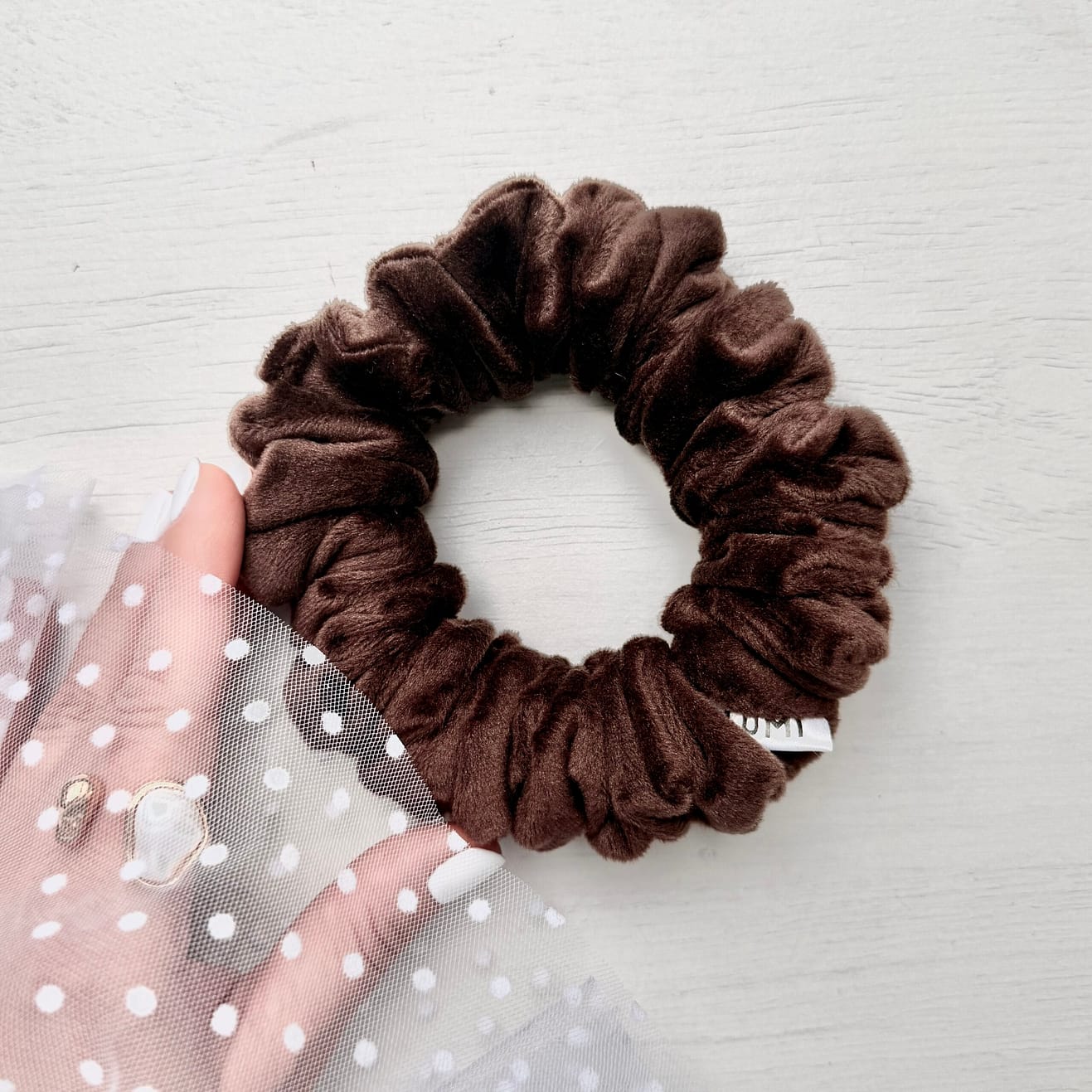 Harper Skinny Scrunchie – brązowa bawełniana gumka do włosów