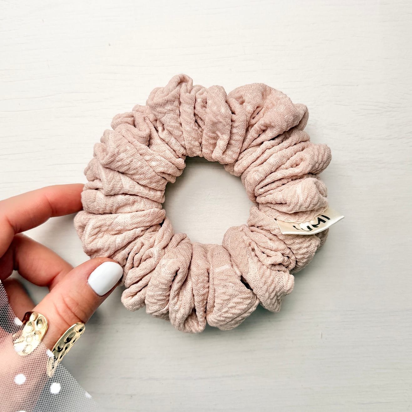 Ruby Skinny Scrunchie – beżowa bawełniana gumka do włosów