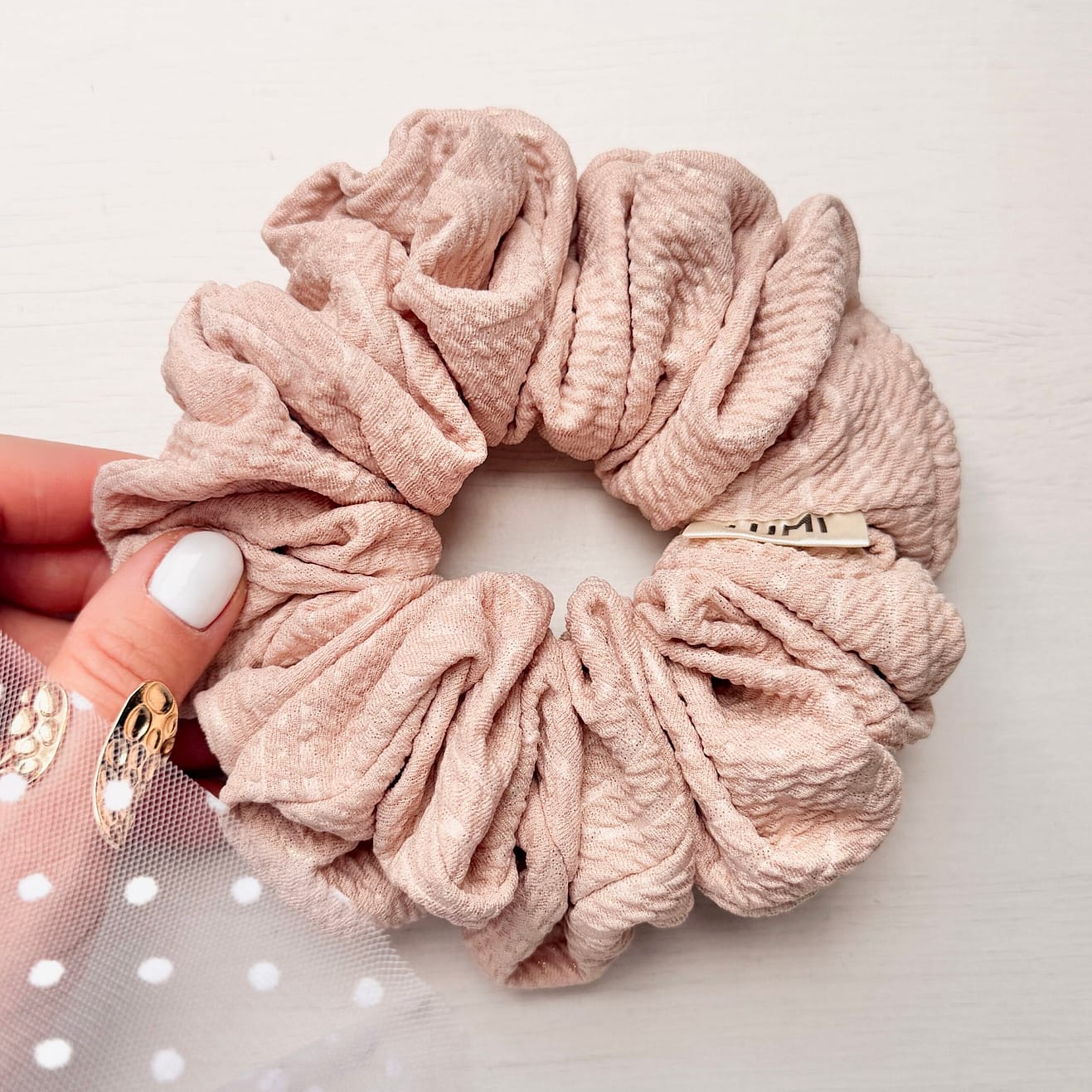 Ruby Classic Scrunchie – beżowa bawełniana gumka do włosów
