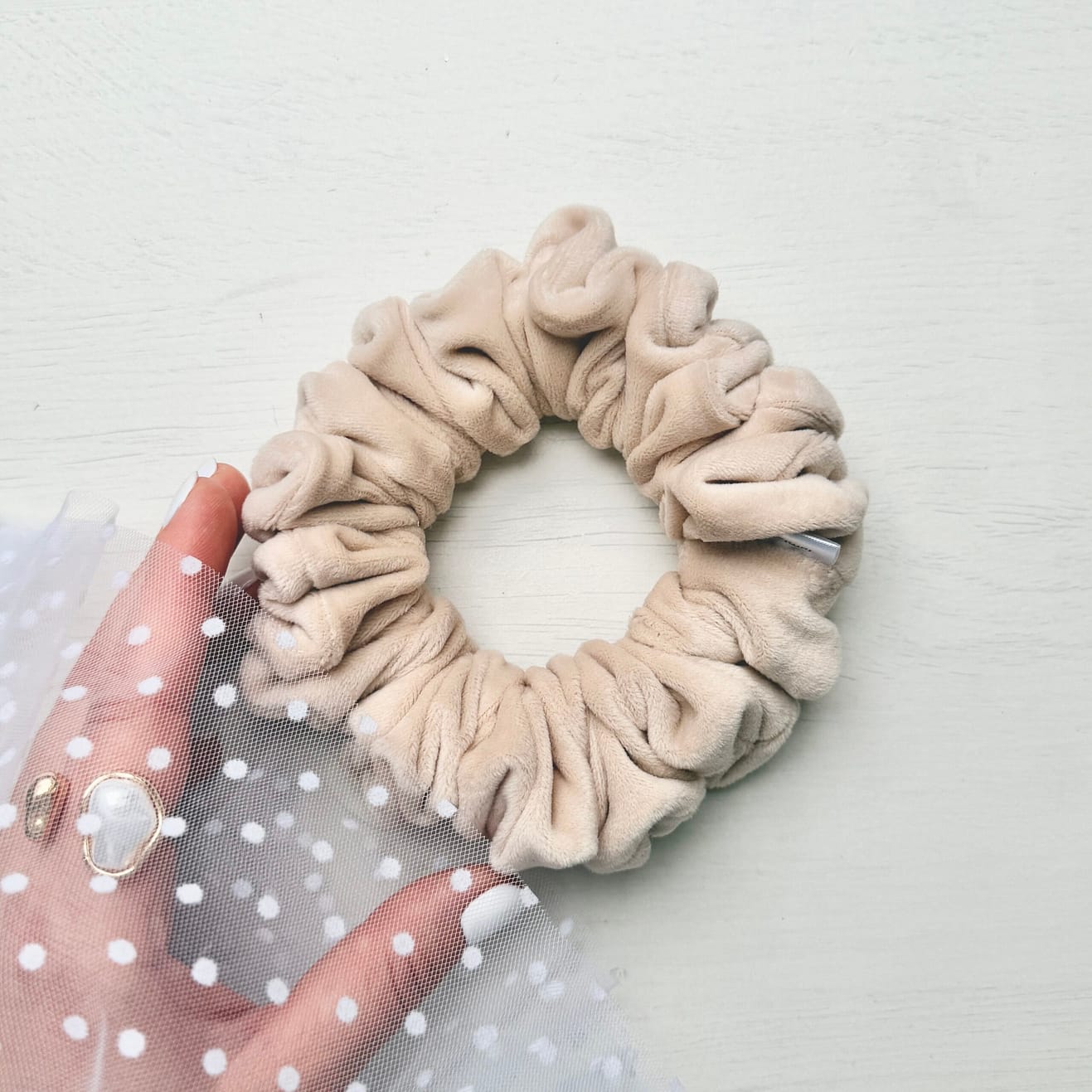 Celine Skinny Scrunchie – delikatna beżowa skinny scrunchie do włosów