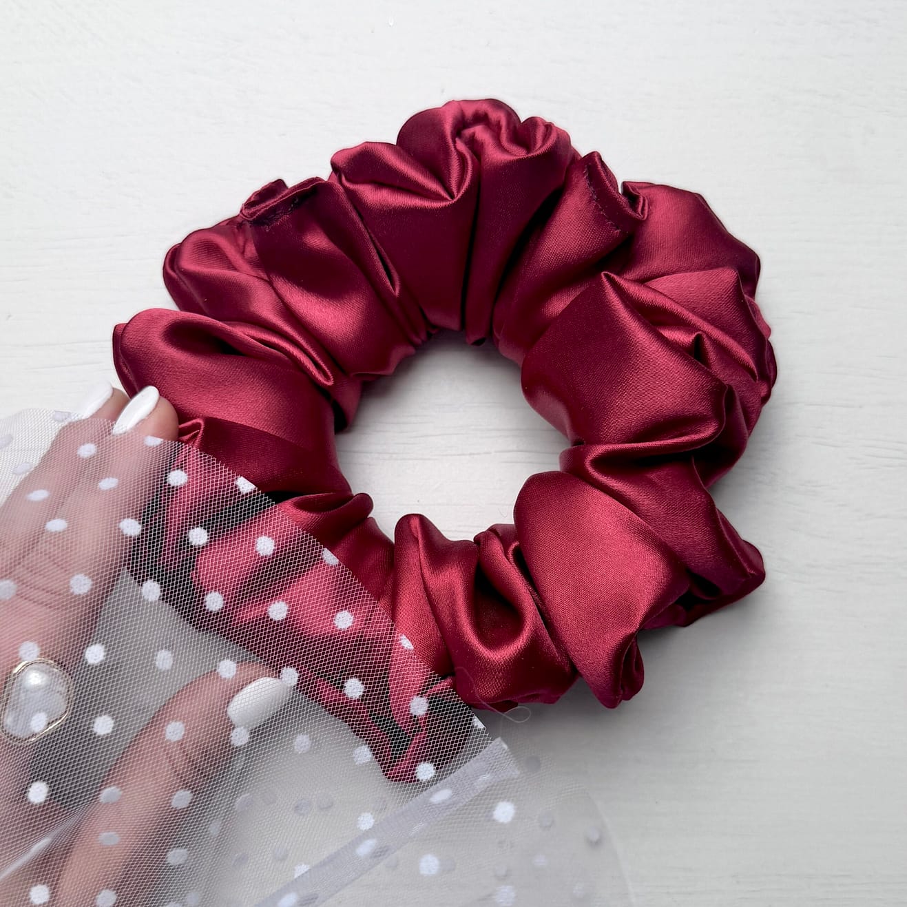 Kaya Classic Scrunchie – elegancka bordowa scrunchie do włosów