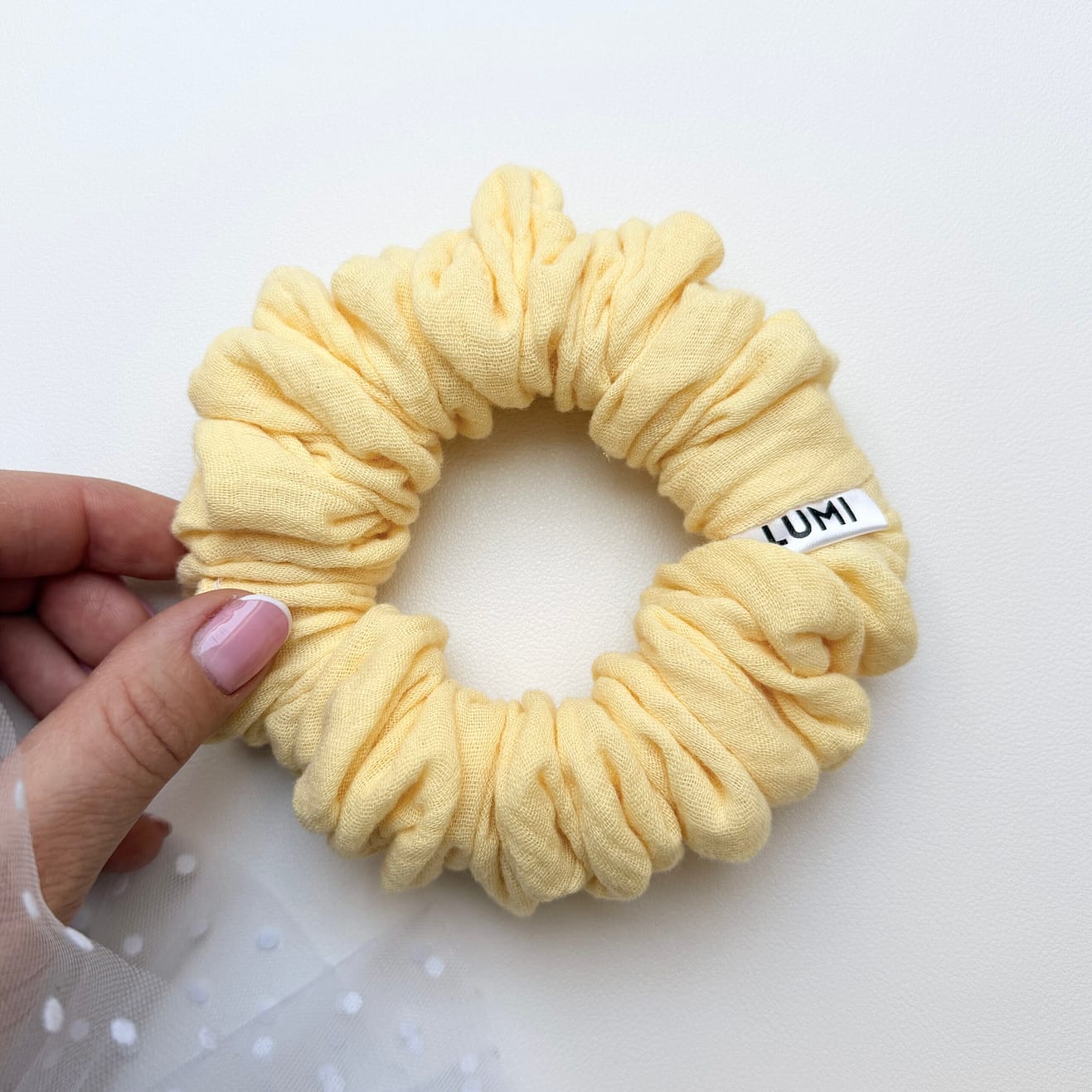 Sandy Classic Scrunchie z miękkiego muślinu 100% bawełny w żółtym kolorze, delikatnie otulająca włosy, zapewniająca komfort noszenia i naturalny, lekki efekt fryzury bez ucisku i odgnieceń