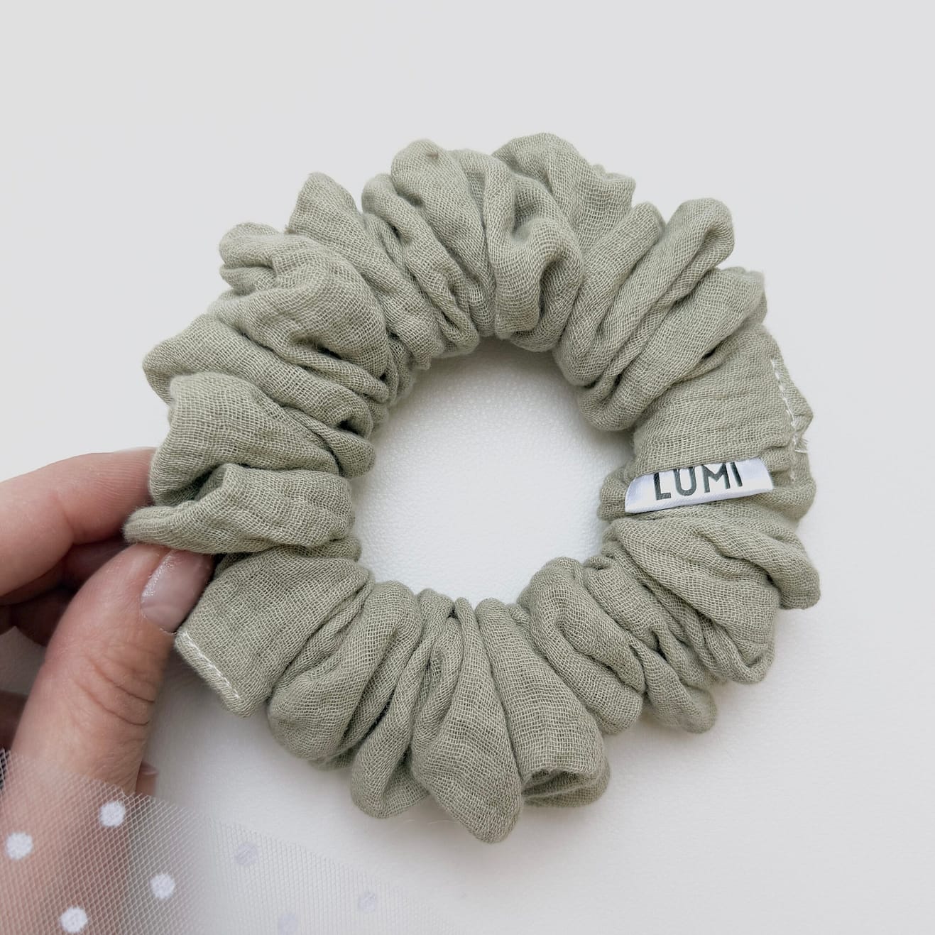 Noelle Skinny Scrunchie z cienkiego muślinu 100% bawełny w szałwiowym kolorze, lekka gumka do włosów zapewniająca delikatne trzymanie bez odgnieceń