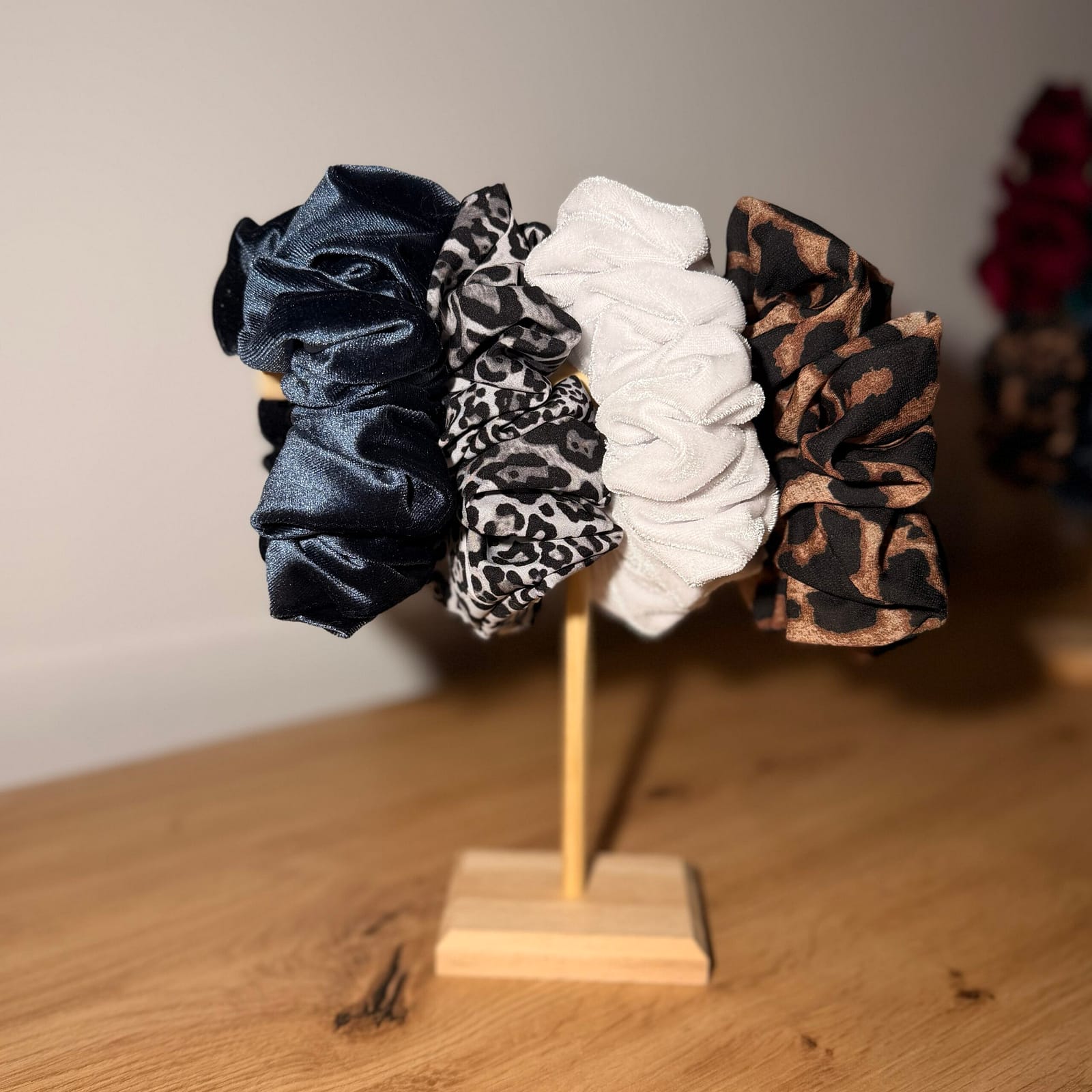 Drewniany stojak M na Scrunchie ekspozytor na gumki do włosów, naturalne drewno