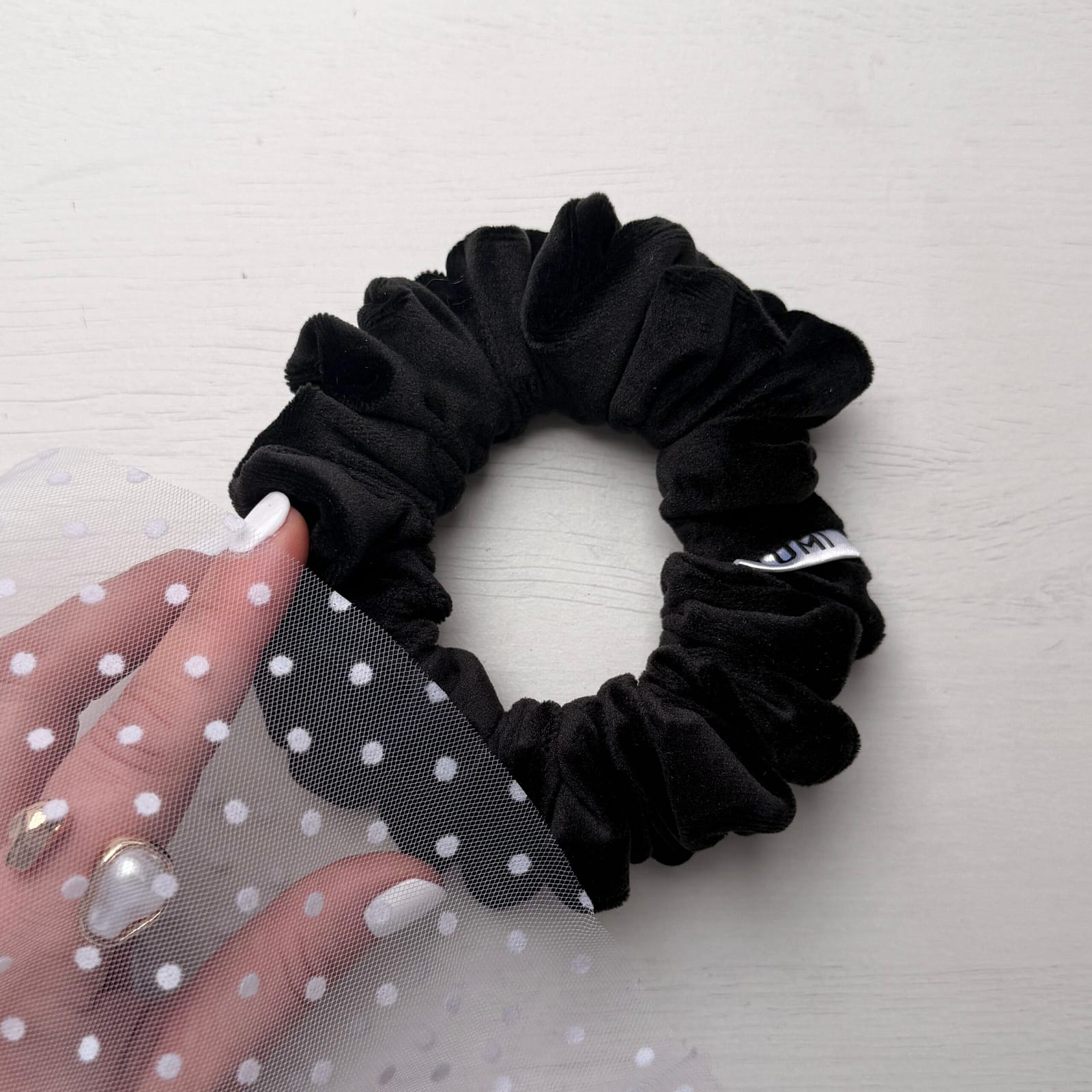 Cornelia Skinny Scrunchie – elegancka czarna scrunchie do włosów