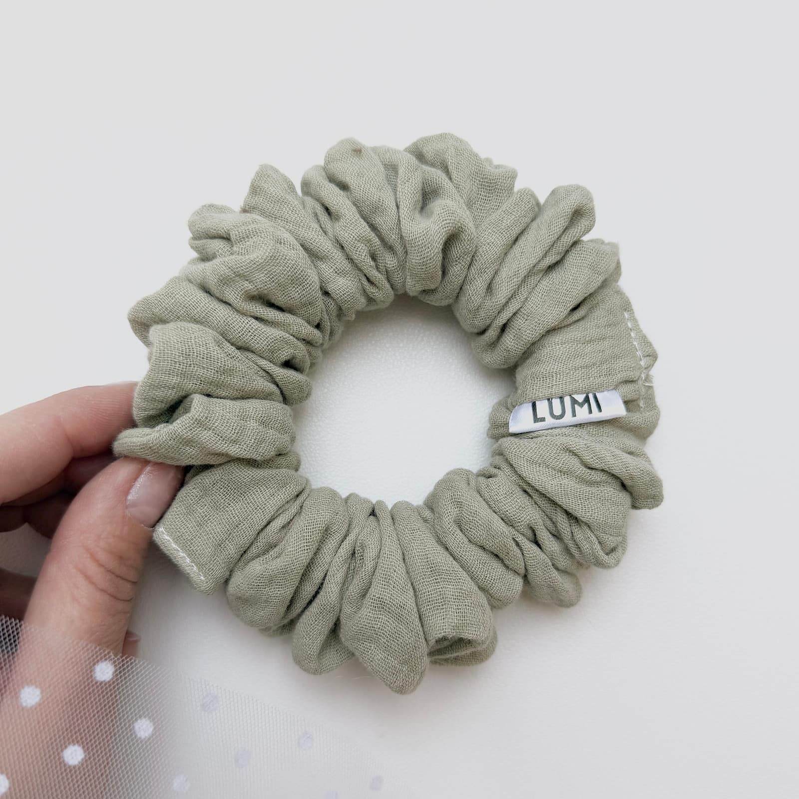 Noelle Skinny Scrunchie z cienkiego muślinu 100% bawełny w szałwiowym kolorze, lekka gumka do włosów zapewniająca delikatne trzymanie bez odgnieceń