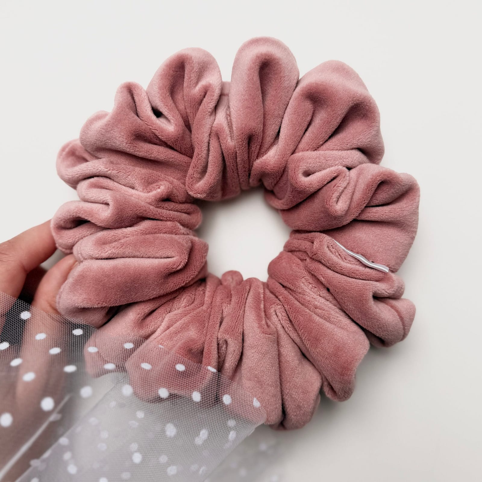 Rosalia Classic Scrunchie z miękkiego weluru w kolorze różowym, delikatnie otulająca włosy, zapewniająca komfort noszenia i naturalny, lekki efekt fryzury bez ucisku i odgnieceń