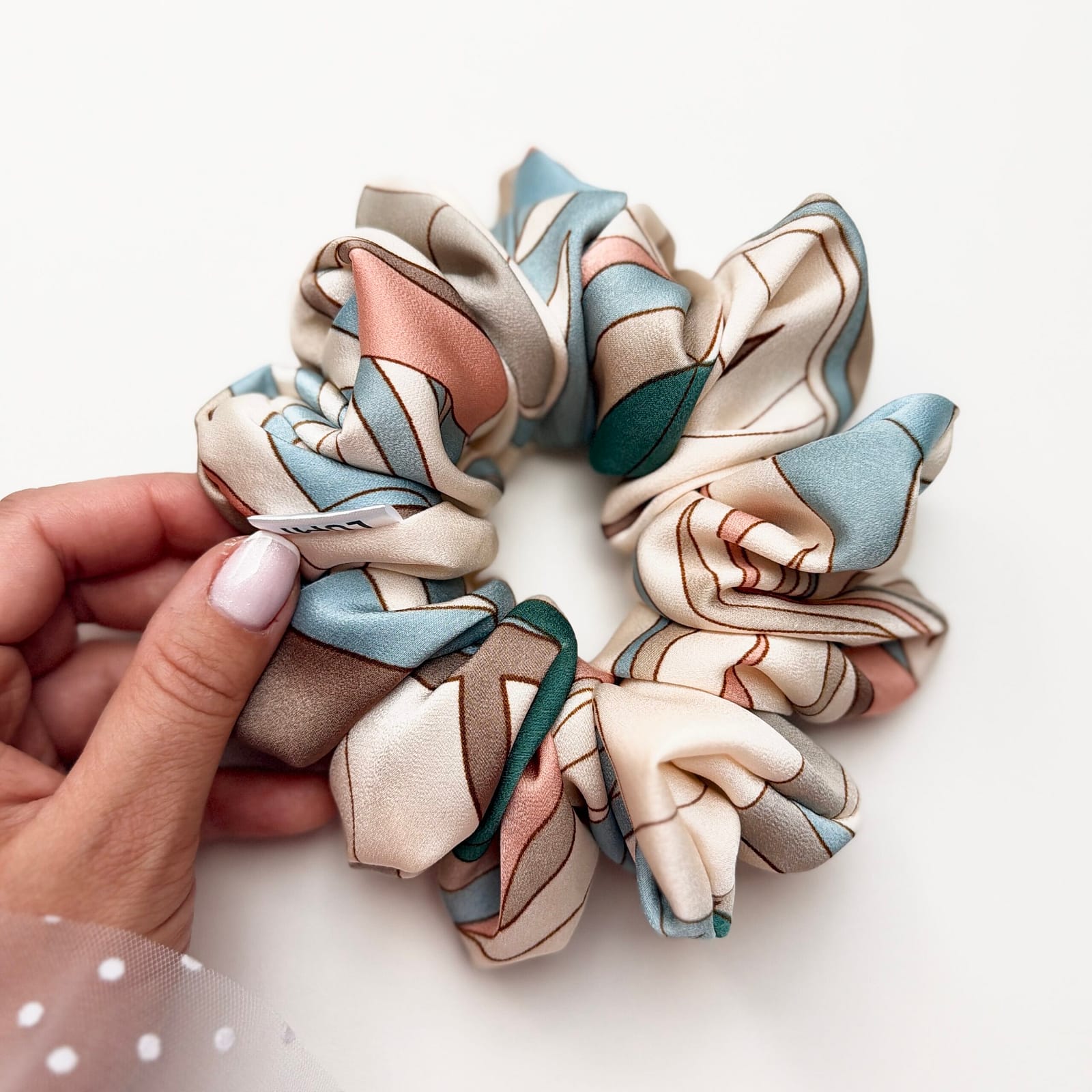 Iris Classic Scrunchie – elegancka satynowa gumka do włosów we wzór w pastelowych odcieniach beżu, błękitu, różu i zieleni, ręcznie szyta przez LUMI STUDIO