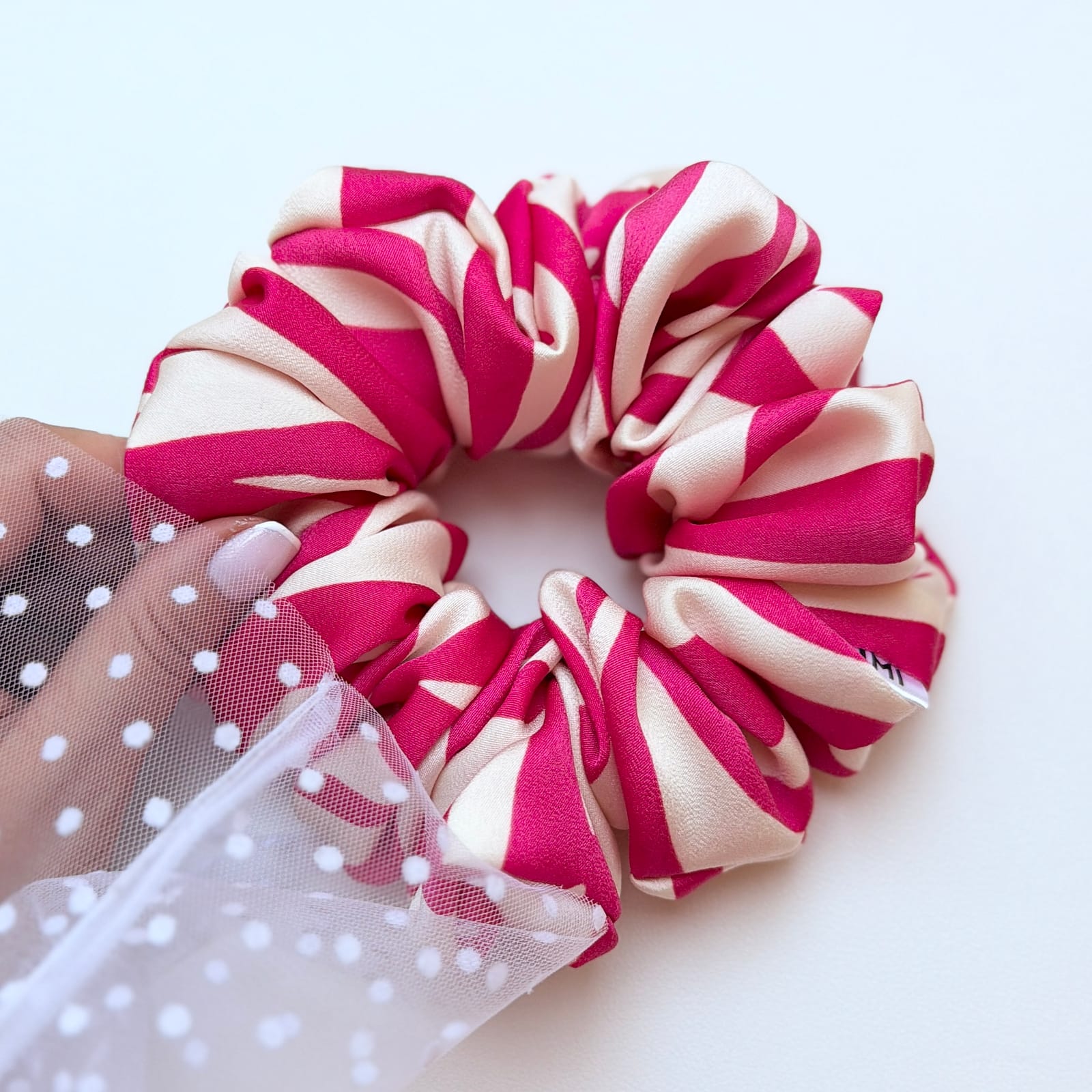 Ręcznie szyta satynowa gumka do włosów Estela Classic Scrunchie w różowo-kremowy wzór, prezentowana na białym tle.