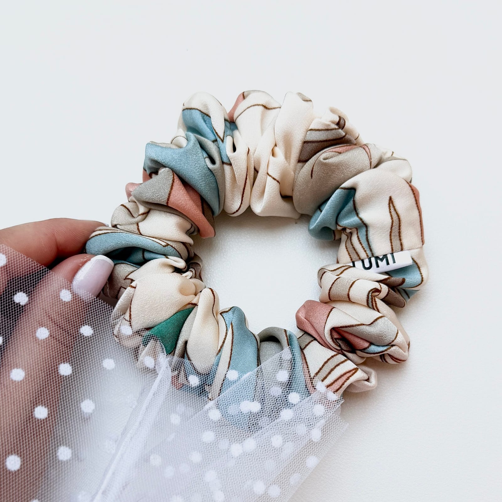 Iris Skinny Scrunchie – elegancka satynowa gumka do włosów we wzór w pastelowych odcieniach beżu, błękitu, różu i zieleni, ręcznie szyta przez LUMI STUDIO