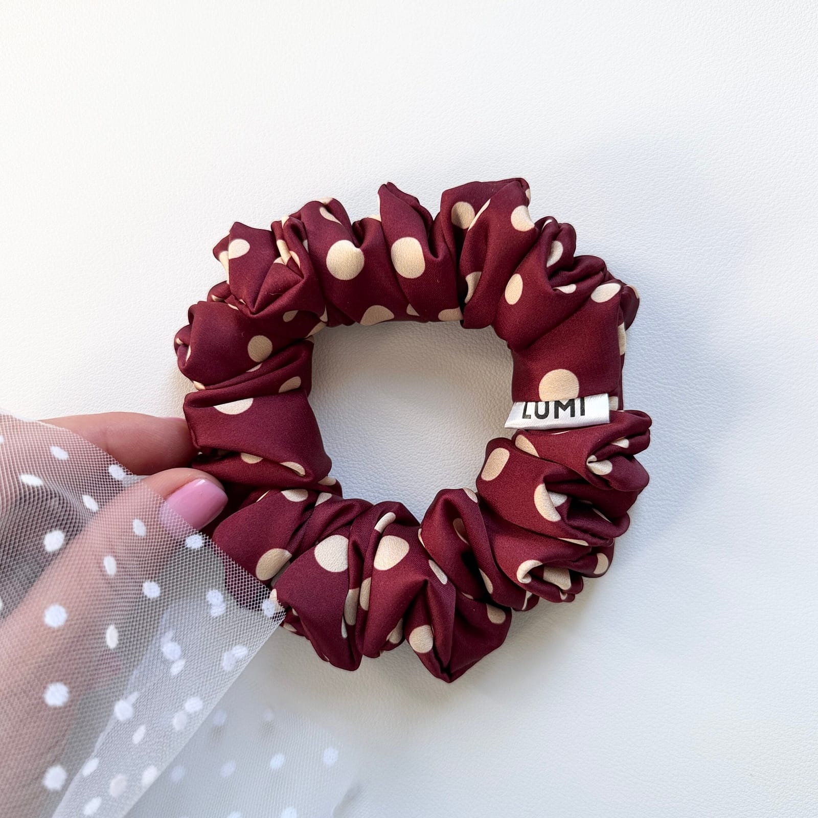 Dottie Skinny Scrunchie – burgundowa satynowa gumka do włosów w kremowe groszki