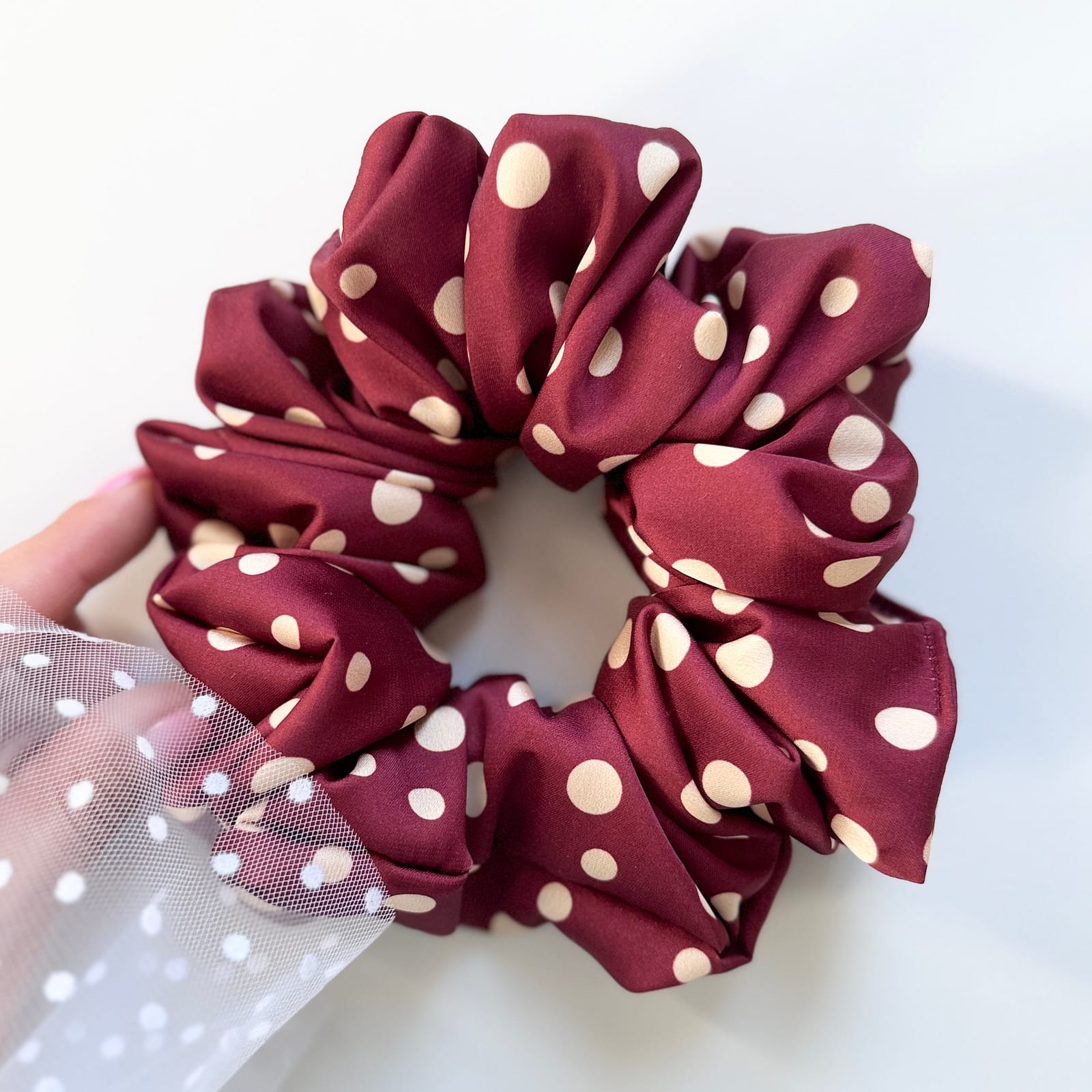 Dottie Classic Scrunchie – burgundowa satynowa gumka do włosów w kremowe groszki