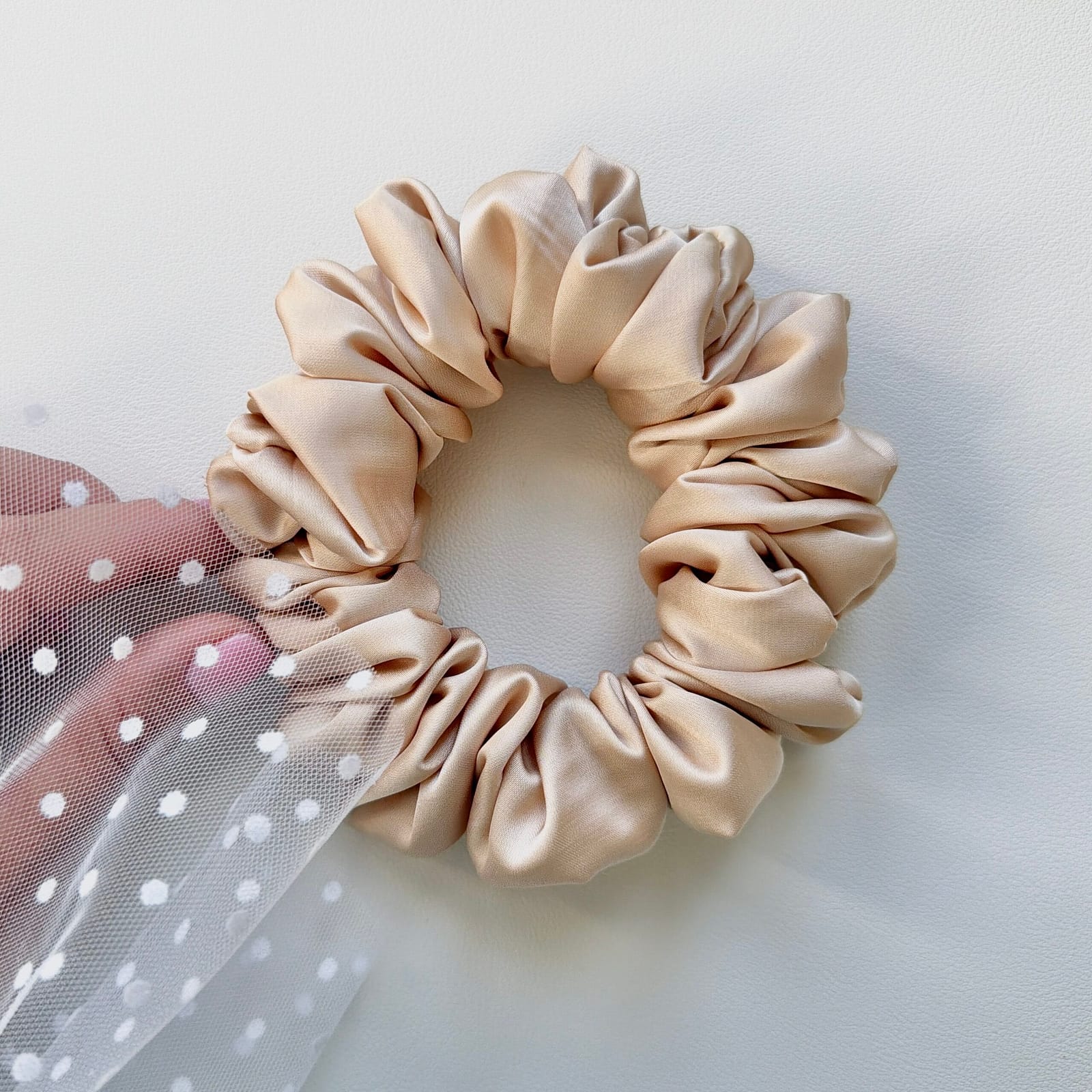 Goldie Skinny Scrunchie – szampańsko-złota satynowa gumka do włosów