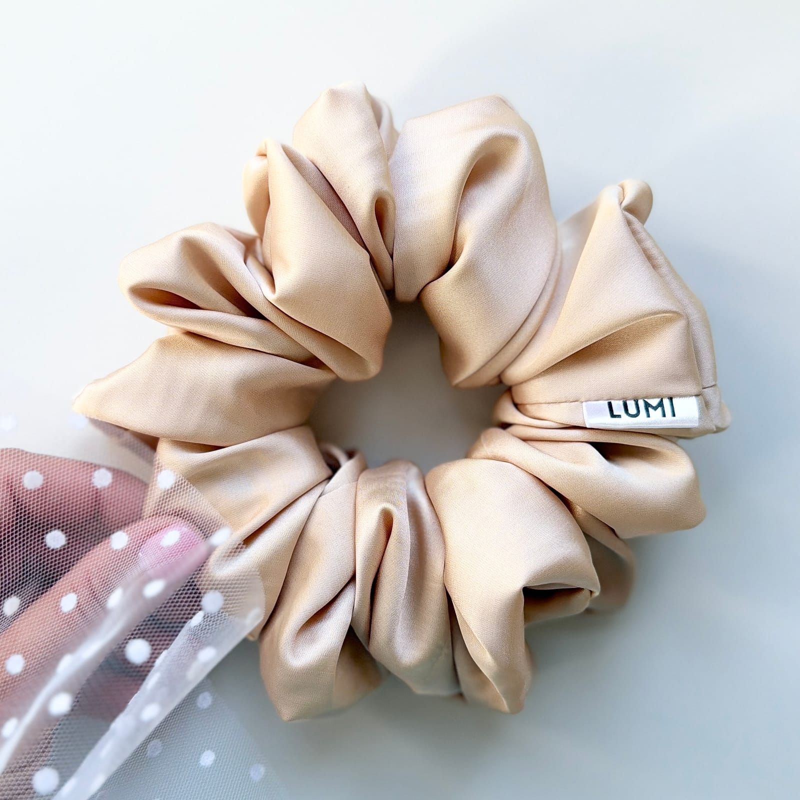 Goldie Classic Scrunchie – szampańsko-złota satynowa gumka do włosów
