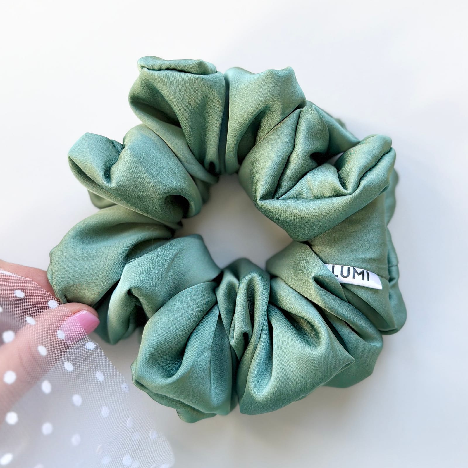 Pistachia Classic Scrunchie – ręcznie szyta w Polsce pistacjowa gumka do włosów. Delikatny kolor, wygodne upięcie i stylowy dodatek na co dzień.