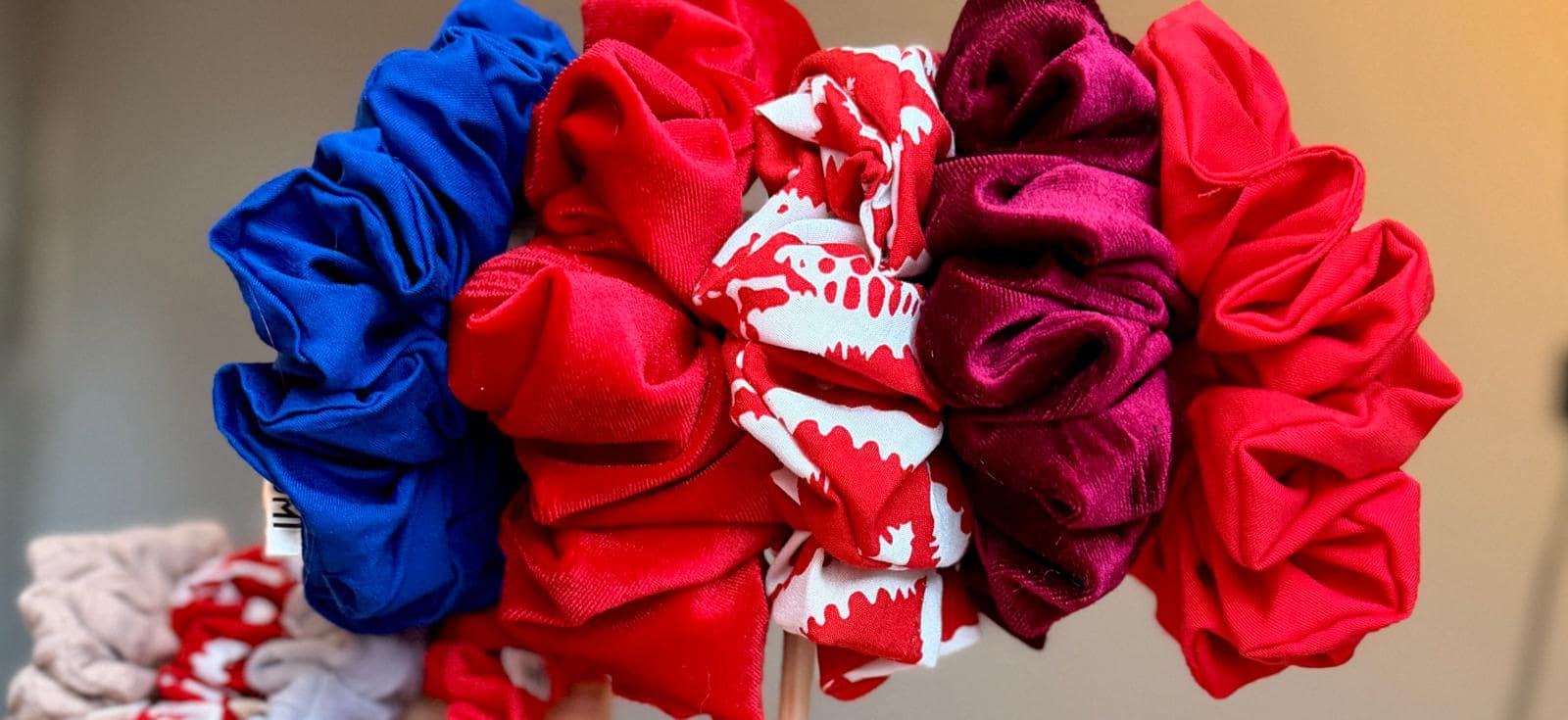 Gumki Scrunchies a łamliwość włosów – dlaczego wybór gumki ma znaczenie?