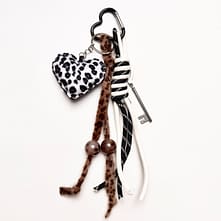 Brelok Serce Black&White – brelok do kluczy z czarno-białym motywem serca.