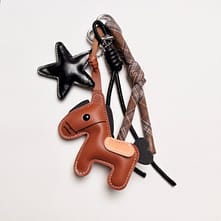 Brelok Konik – brelok do kluczy z motywem konika, czarne i brązowe detale.