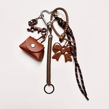 Brelok Love Brown Bag to wyrazisty brelok do kluczy z detalami inspirowanymi stylem sportowym. Mocne formy, kontrastowe kolory i elementy, które naprawdę widać w torebce.