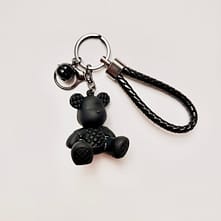 Brelok Black Teddy Bear to wyrazisty brelok do kluczy z detalami inspirowanymi stylem sportowym. Mocne formy, kontrastowe kolory i elementy, które naprawdę widać w torebce.