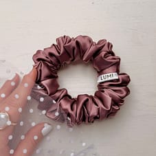 Lea Skinny Scrunchie – delikatna brązowa skinny scrunchie do włosów