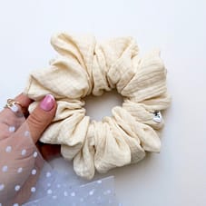 Cream Gloss Classic Scrunchie – beżowa bawełniana gumka do włosów z muślinu
