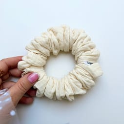 Cream Gloss Skinny Scrunchie – beżowa bawełniana gumka do włosów z muślinu