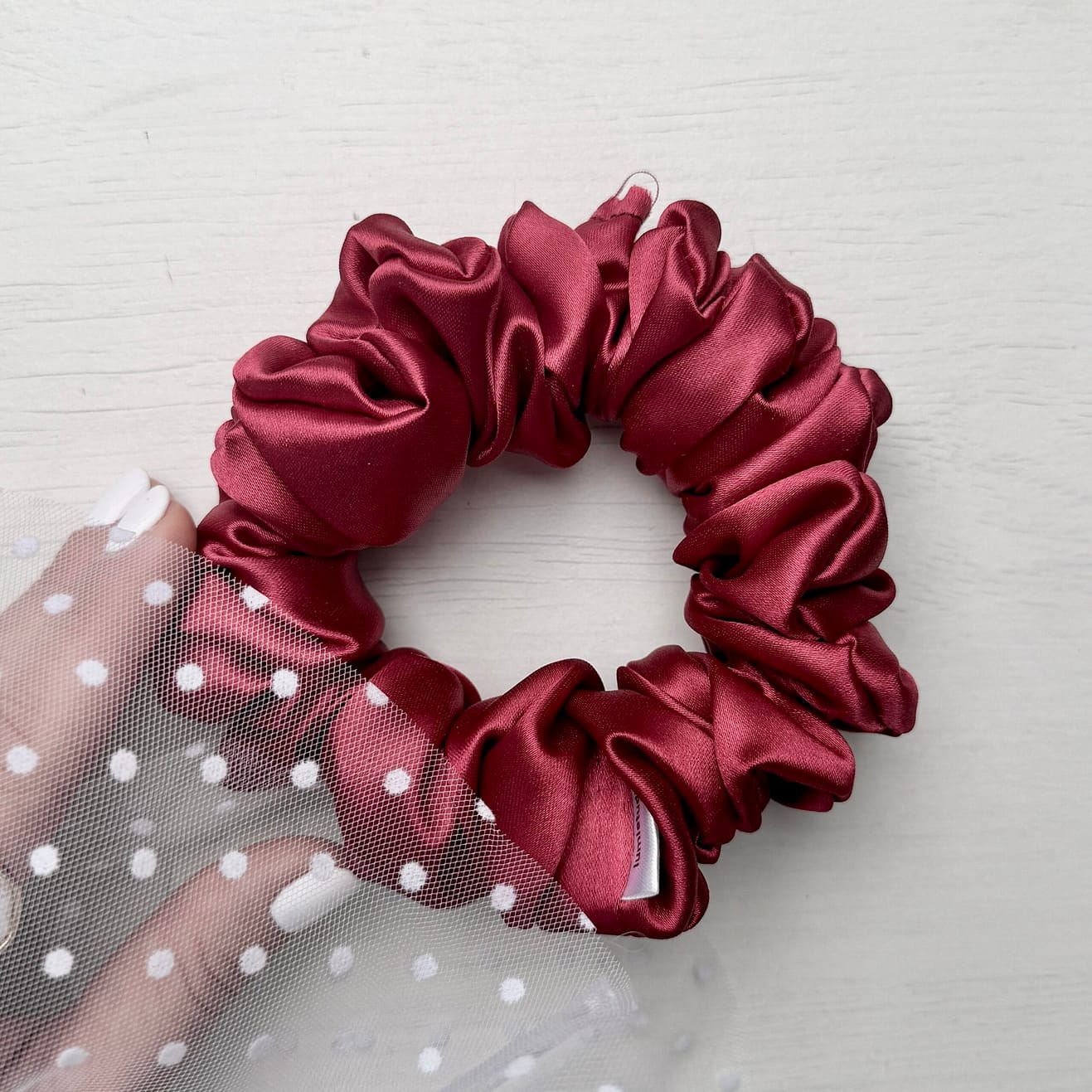 Kaya Skinny Scrunchie – bordowa skinny gumka do włosów z bawełny